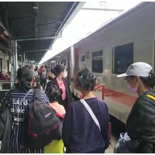 Jelang Tahun Baru Penumpang Stasiun Gambir dan Pasarsenen Kembali Meningkat