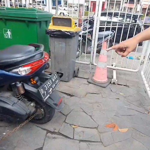 Pelaku Pencurian Motor di Graha Raya Terekam CCTV