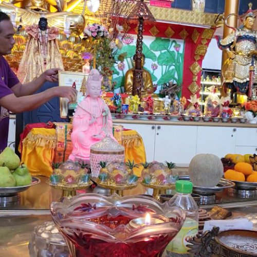 Jelang Imlek, Pengurus Vihara di Pamulang Gelar Ritual Bersihkan Vihara