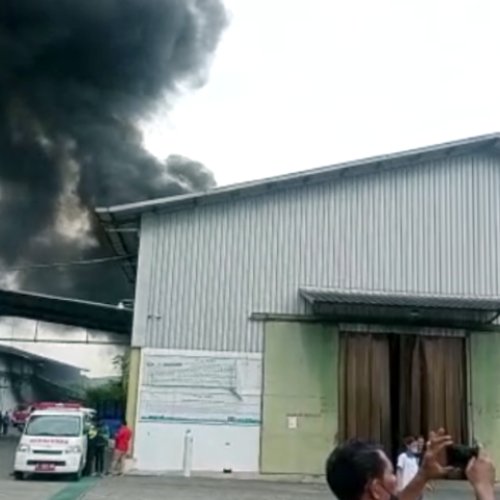 Kebakaran Pabrik di Curug, Karyawan Kocar-Kacir Warga Sekitar Ketakutan