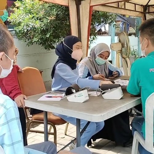 Vaksinasi Booster Dosis Dua di Puskesmas Cipondoh Diserbu Warga