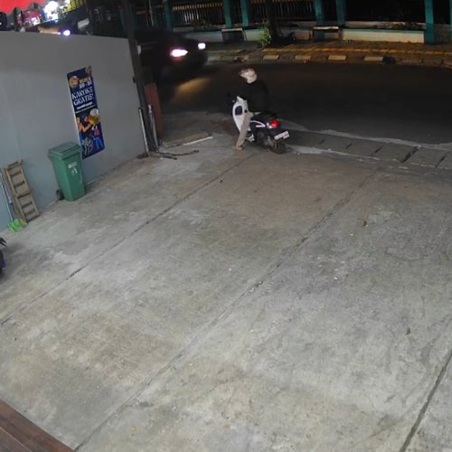 Maling Motor Gunakan Jaket Ojol di Pondok Aren Tangsel Terekam CCTV