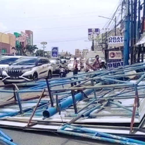 Diterjang Angin Kencang, Papan Reklame di Pamulang Roboh Timpa Pengendara Motor