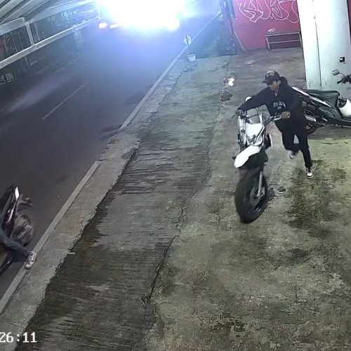 Lagi! Maling Motor Beroperasi di Pondok Aren, Aksi Mereka Terekam CCTV