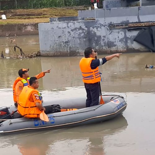 Sampah dan Lumpur Numpuk di Sungai Cibanten, BBWSC3 Baru Turun Tangan