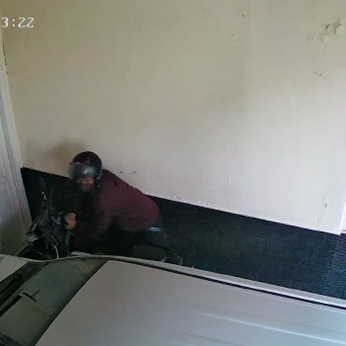 Aksi Nekat Pelaku Pencurian Motor di Pondok Aren Terekam CCTV