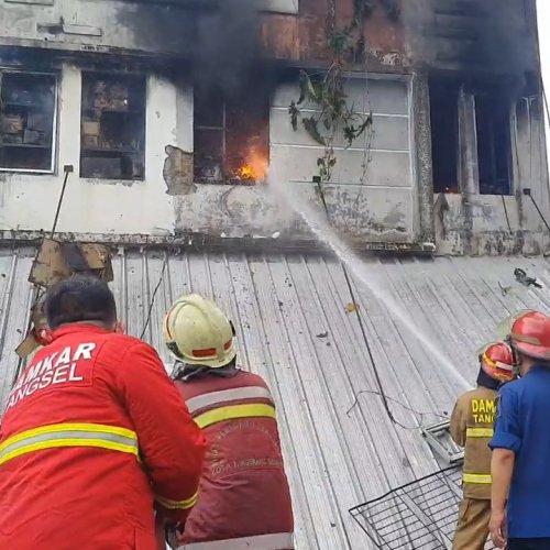 Gudang Elektronik di Tangsel Terbakar, Dua Petugas Jatuh Saat Memadamkan Api