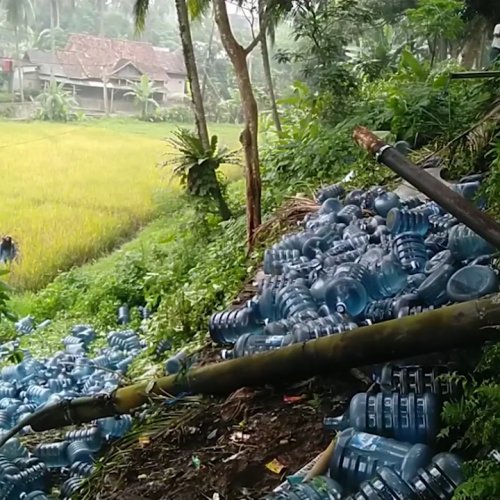 Truk Bermuatan Galon Air Mineral Terguling di Gardu Tanjak Pandeglang