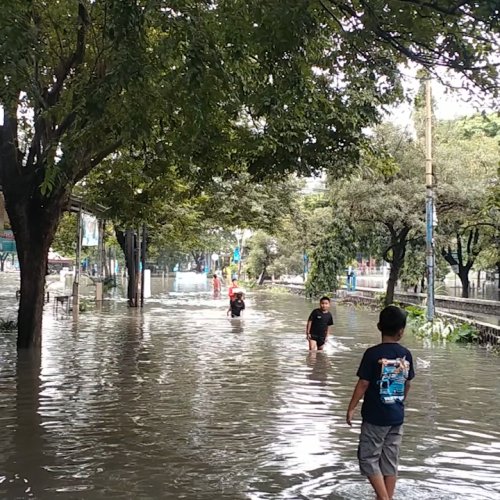 Banjir, Jalan Raya Pasar Kemis Sampai Jalan Raya Prabu Siliwangi Kota Tangerang Macet Parah