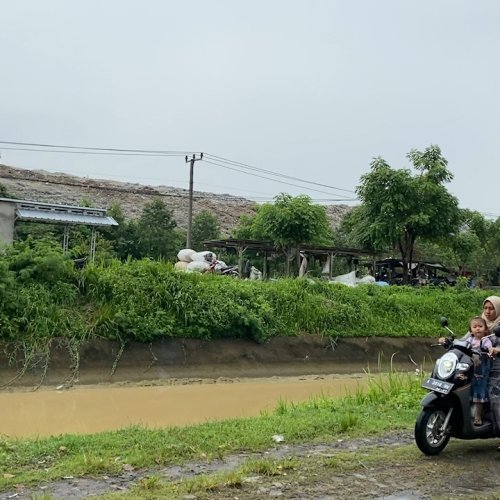 Sebagian Warga Kragilan Keluhkan Gunungan Sisa Hasil Produksi