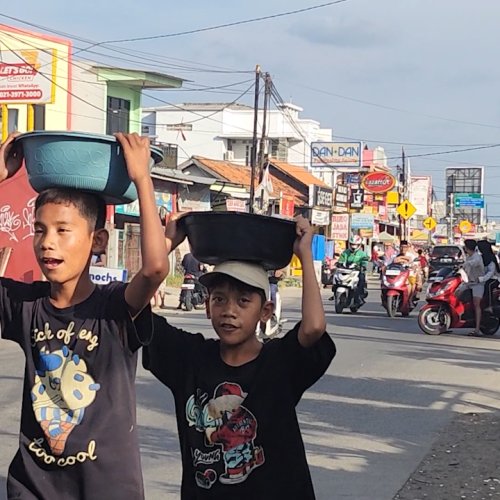 Mengais Rezeki dari Pemburu Takjil