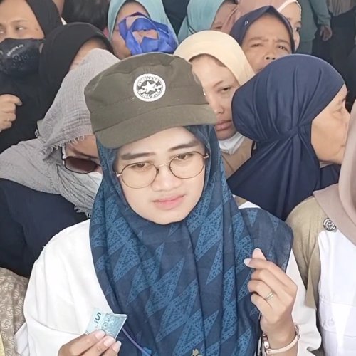 Ratusan Warga Tangsel Rebutan Sembako Murah