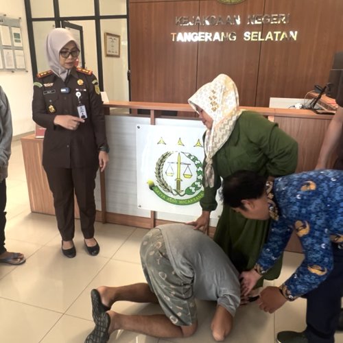 Bebas dari Jerat Hukum, Jukir di Pondok Aren Tersedu Cium Kaki sang Ibu Setelah Mendapat Restorative Justice