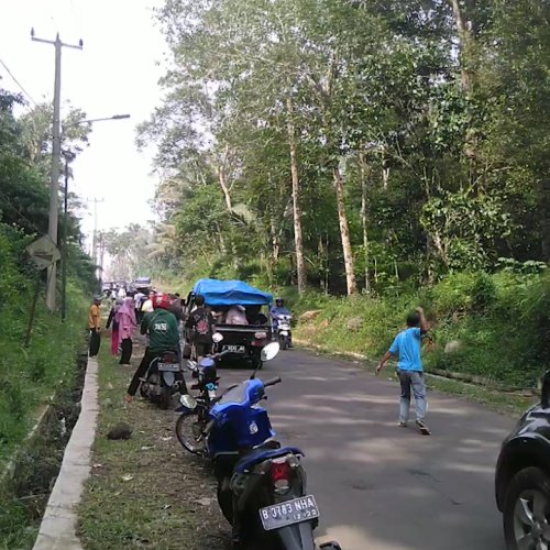 Lalu Lintas Menuju Pantai Carita Ramai Lancar Ketangguhan Kendaraan Diuji di Tanjakan Maut