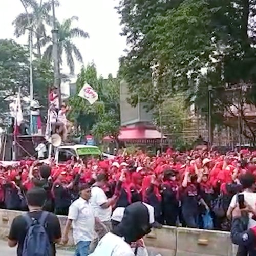 Massa Buruh Padati Istora Senayan Gelar May Day Fiesta