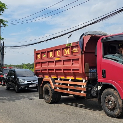 Jalan Cadas-Kukun Kacau Karena Pekerjaan Galian Pipa PDAM dan Kepadatan Kendaraan