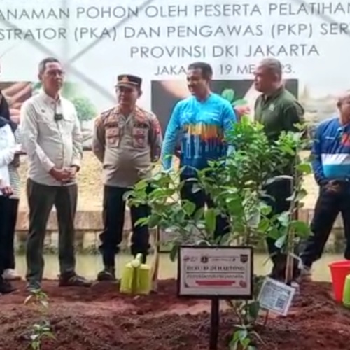 Pj Gubernur DKI Tanam Pohon Jambu di Kolong Tol Becakayu