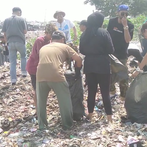 Sempat Disindir Menteri KKP,  Bupati Irna Turun Langsung Tangani Sampah Pantai Labuan