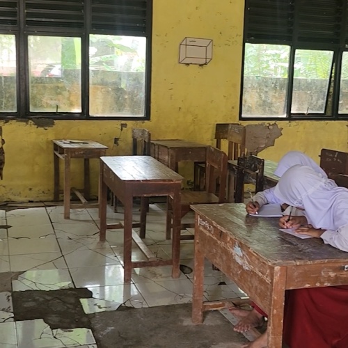 Kondisi Kelas Memprihatinkan, Guru dan Siswa SDN Carenang III Tangerang Menjerit, Berharap Segera Ada Perbaikan