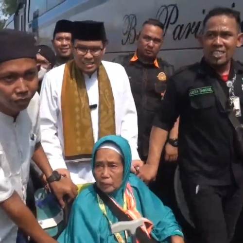 Peluk Haru Warnai Pelepasan Calon Jamaah Haji Asal Tangsel