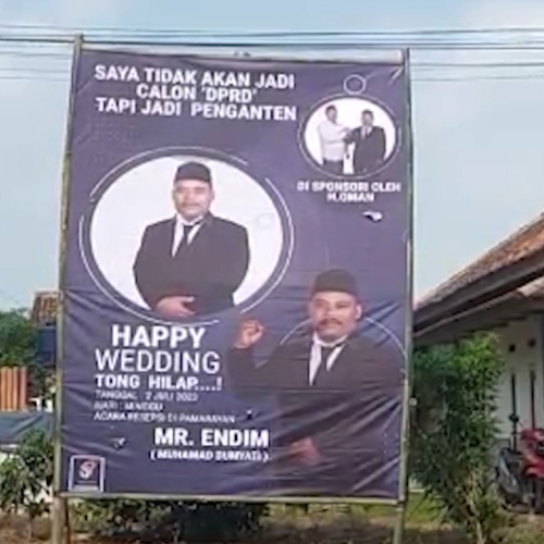 Lama Menjomblo Pria Lebak Ini Akhirnya Menikah, Warga Pun Pasang Baliho