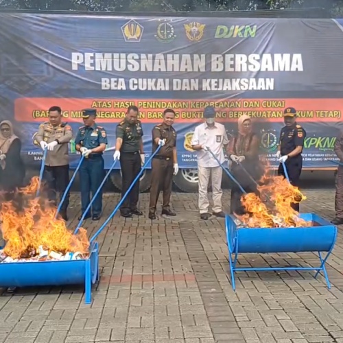 Jutaan Batang Rokok dan Miras Ilegal Dimusnahkan Bea Cukai Banten