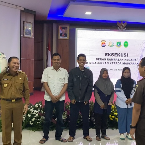 Kejati Banten Bagikan 57,15 Ton Beras Rampasan Negara ke Masyarakat