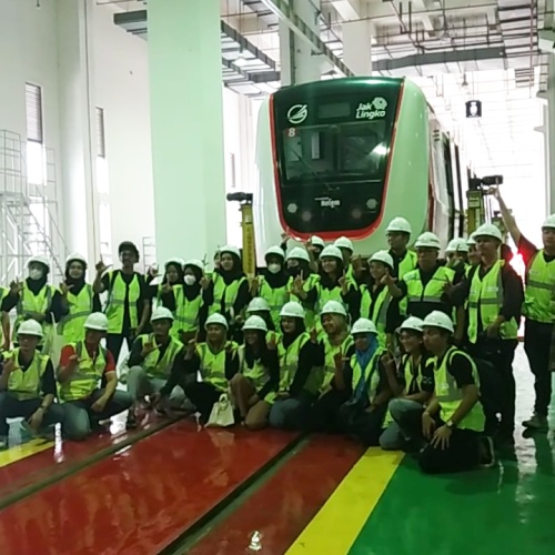 Kenalkan Transportasi Publik, FAKTA Lakukan Edu-Tour ke Depo LRT Jakarta