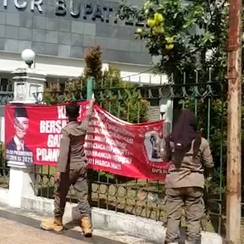 Spanduk Ganjar Pranowo di Kantor Bupati Lebak Dicopot Satpol PP