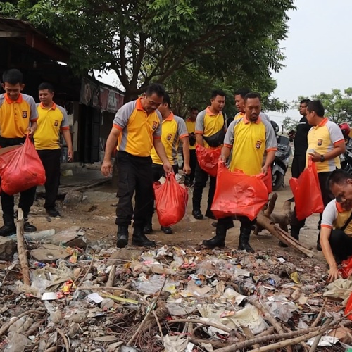 Polres Serang Gantung Pistol, Turun Tangan Bersihkan Sampah di Hutan Mangrove Pantai Lontar