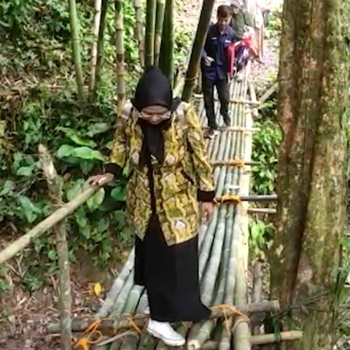 Kisah Guru PNS di Lebak, Lewati Hutan dan Jembatan Ekstrem untuk Menuju Sekolah