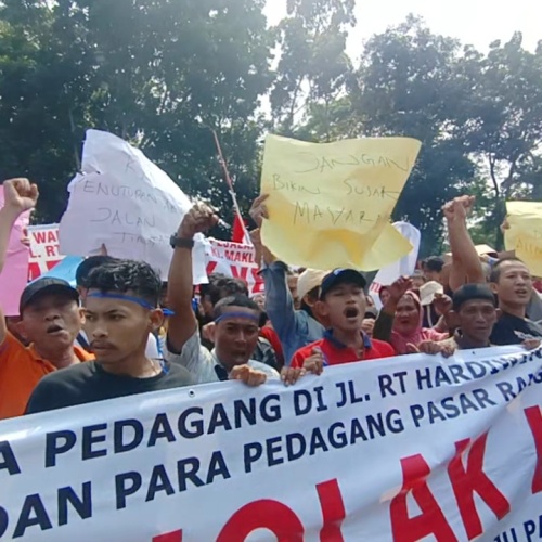 Akses Utama Ditutup, Pedagang Pasar Rangkasbitung Geruduk Gedung DPRD Lebak