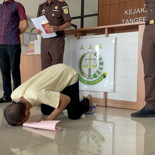 Keadilan Restoratif, Sopir Angkot Pengguna Narkotika Sujud Syukur di Kejari Tangsel Bisa Direhabilitasi