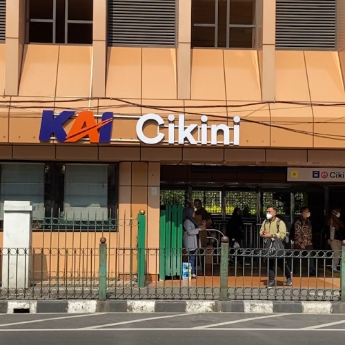 Akses Keluar-Masuk Stasiun Cikini Jauh, Pengguna KRL Pilih Lompat Pagar Setinggi 70 Sentimeter