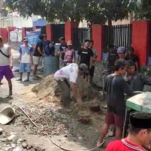 Dibiarkan Rusak Bertahun-tahun, Warga Rangkasbitung Inisiatif Patungan Perbaiki Jalan