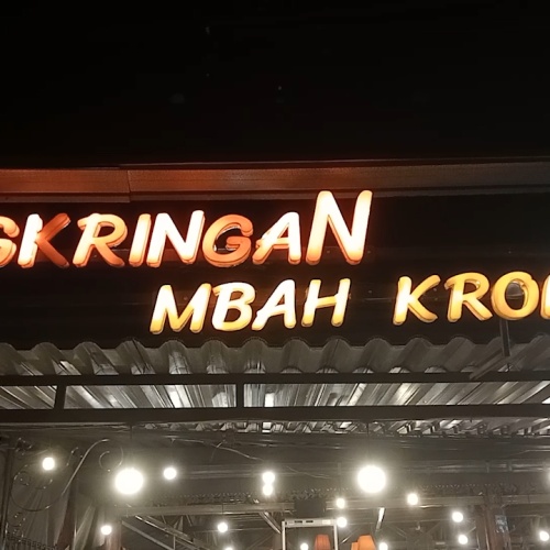 Angkringan Mbah Kromo Jadi Favorit Warga Perbatasan Kalimalang-Bekasi