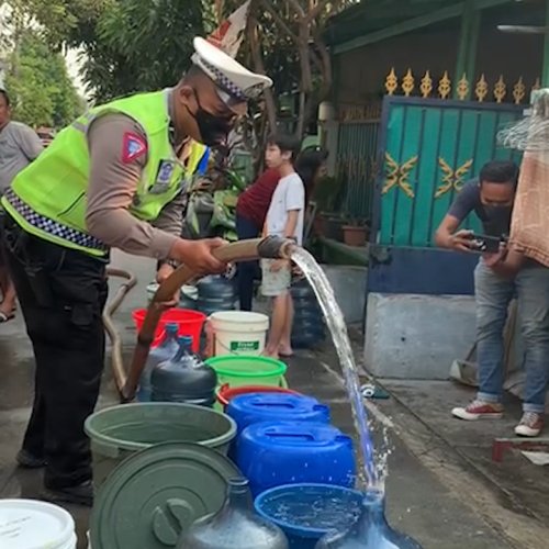 Peringati HUT Lalu Lintas ke-68, Satlantas Polres Metro Tangerang Berikan Bantuan 7.000 Liter Air Bersih