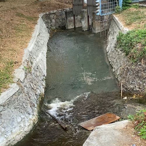 Benarkah Menghitamnya Air Sungai Ciujung Akibat Dari Limbah Pabrik?