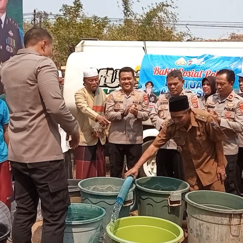 Bantu Warga Kesulitan Air Bersih, Polres Serang Terjunkan 5 Mobil Tangki Air