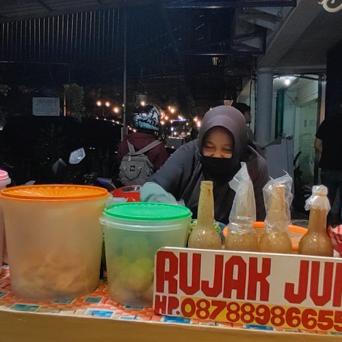 Bertahan Selama 25 Tahun, Rujak Juhi Bu Siti Jadi Pilihan Warga Tangsel