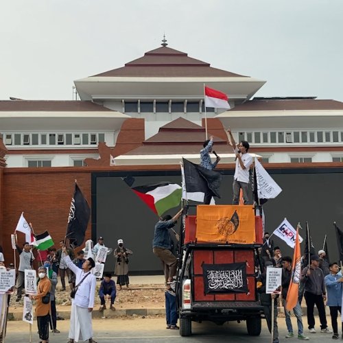 Aksi Pemuda dan Mahasiswa Islam Kutuk Israel di Gedung DPRD Banten