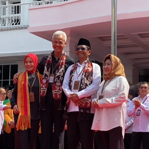 Ribuan Relawan Pendukung Antar Ganjar-Mahfud Daftar ke KPU