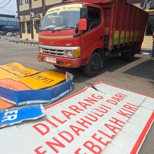 Spesialis Pencuri Tiang Besi Rambu Lalin di Jalan Tol Diringkus Polres Serang Saat Beraksi