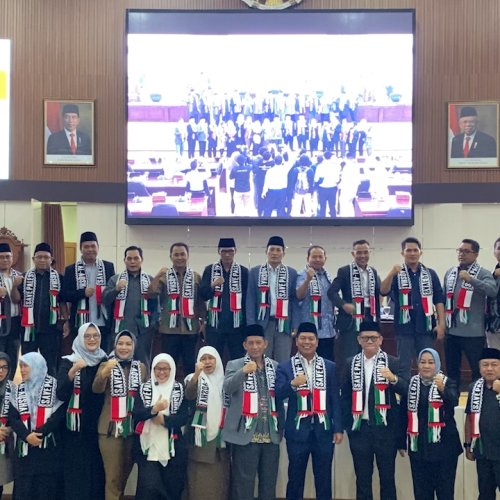 Wujud Solidaritas, Anggota DPRD Banten Kompak Kenakan Syal Palestina