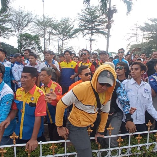 Buruh Geruduk Pendopo Bupati Serang Tuntut Kenaikan UMK 2024