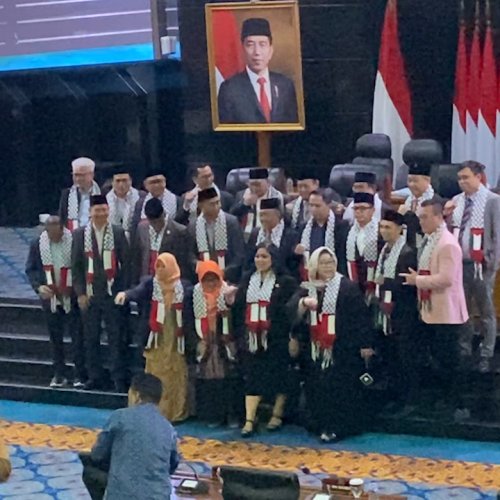 Anggota DPRD DKI Jakarta Kompak Pakai Atribut Palestina di Rapat Paripurna