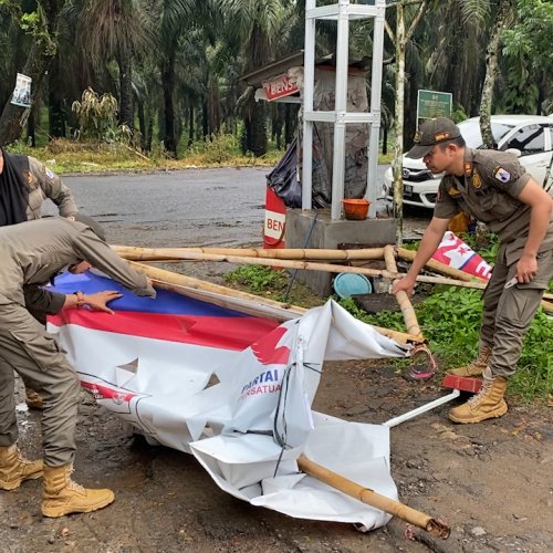 Spanduk Caleg di Lebak Dicopot Paksa Petugas