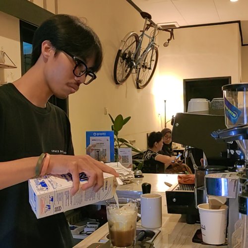 Lugs Coffee Tempat Ngopi yang Pas untuk Kawula Muda di Tangsel