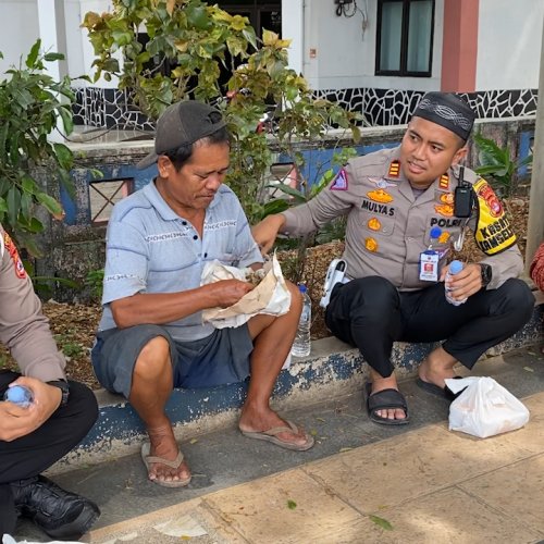 Jumat Berkah, Satlantas Lebak Bagikan Nasi Bungkus hingga Makan Bareng Pemulung