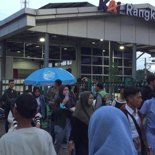 Stasiun Rangkasbitung Dipadati Penumpang saat Libur Nataru 2024